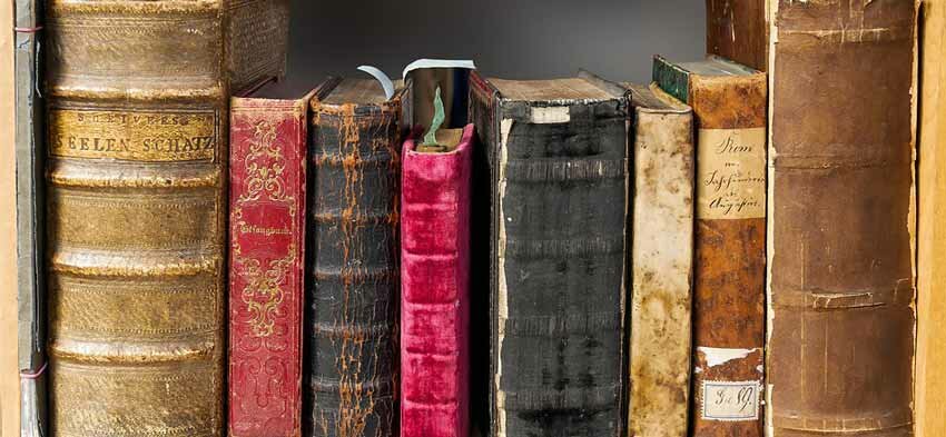 foto com livros antigos enfileirados