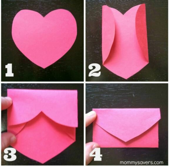 envelope no formato de coração feito com papel