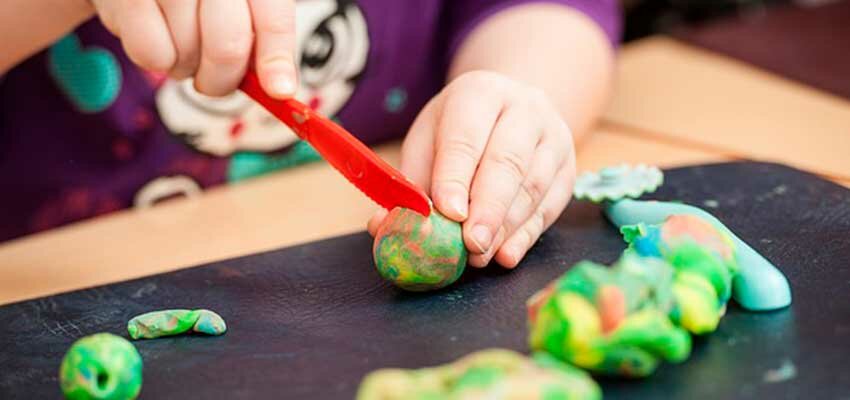 faça sua massinha para modelar utilizando trigo e outros materiais