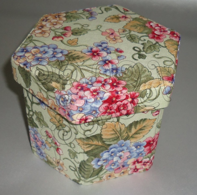 caixa de papelao revestida com tecido estampado