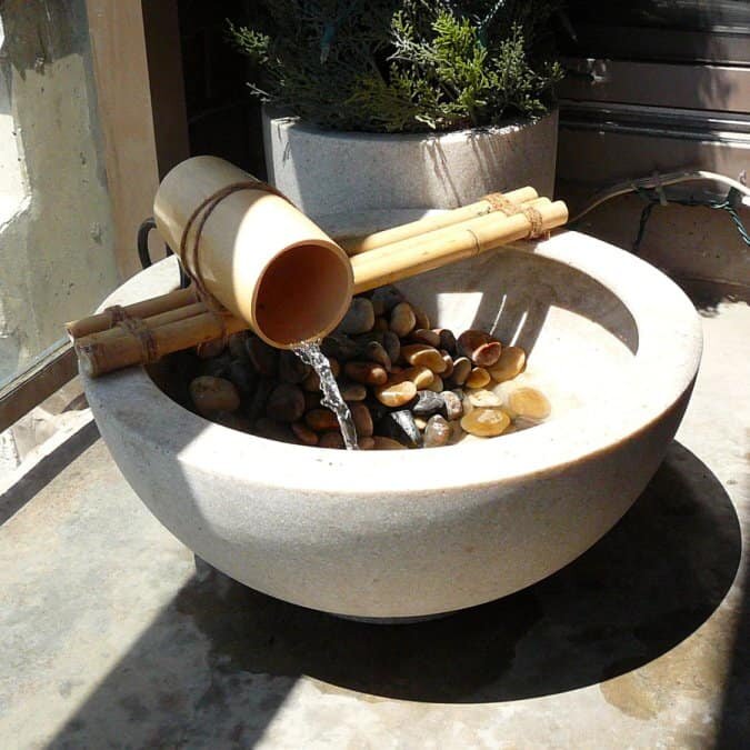Fonte de Água Com Bambu